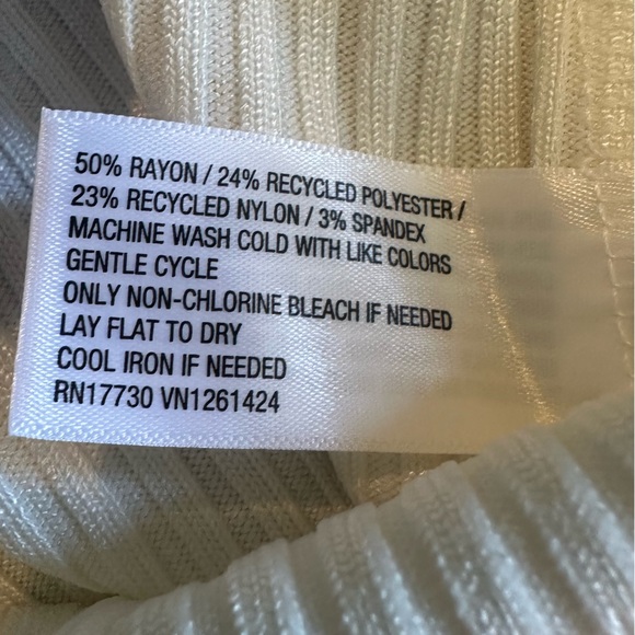 New with tags Wild Fable White Fold Over Ribbed Pants
Flare Bottom Large - Picture 3 of 4